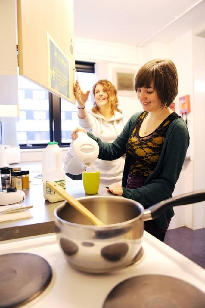 Дамочки готовят на кухне