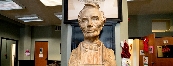 Памятник Линкольна в университете Линкольна msmstudy