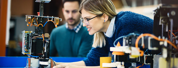 девушка инженер в процессе работы msmstudy