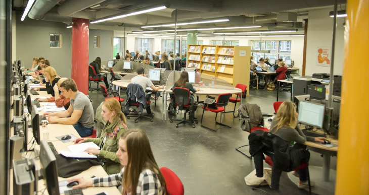 Студенты сидят в учебном перемещении msmstudy.com